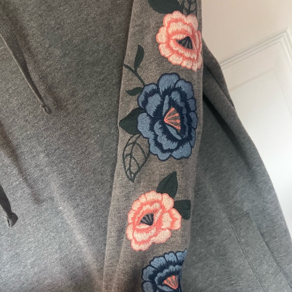 Hollister Charcoal Hoodie with‎ Embroidered Floral Design women’s XS - Picture 4 of 5